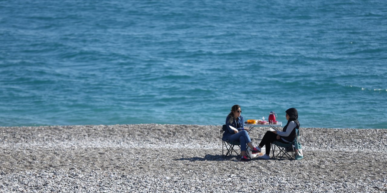 Antalya sahillerinde güneşli hava yoğunluğu