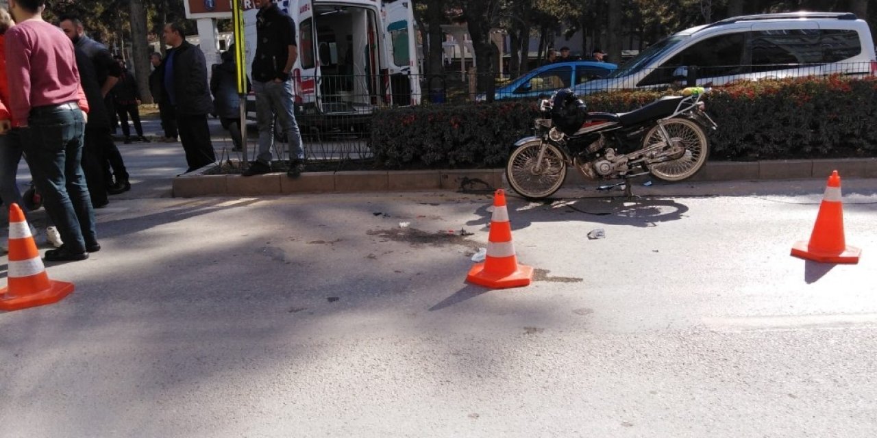 Yayalara motosiklet çarptı: 2 yaralı