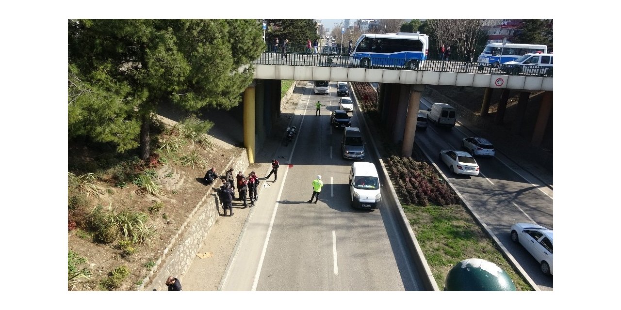 İntihara teşebbüs eden vatandaş hareket halindeki otomobilin üstüne düştü