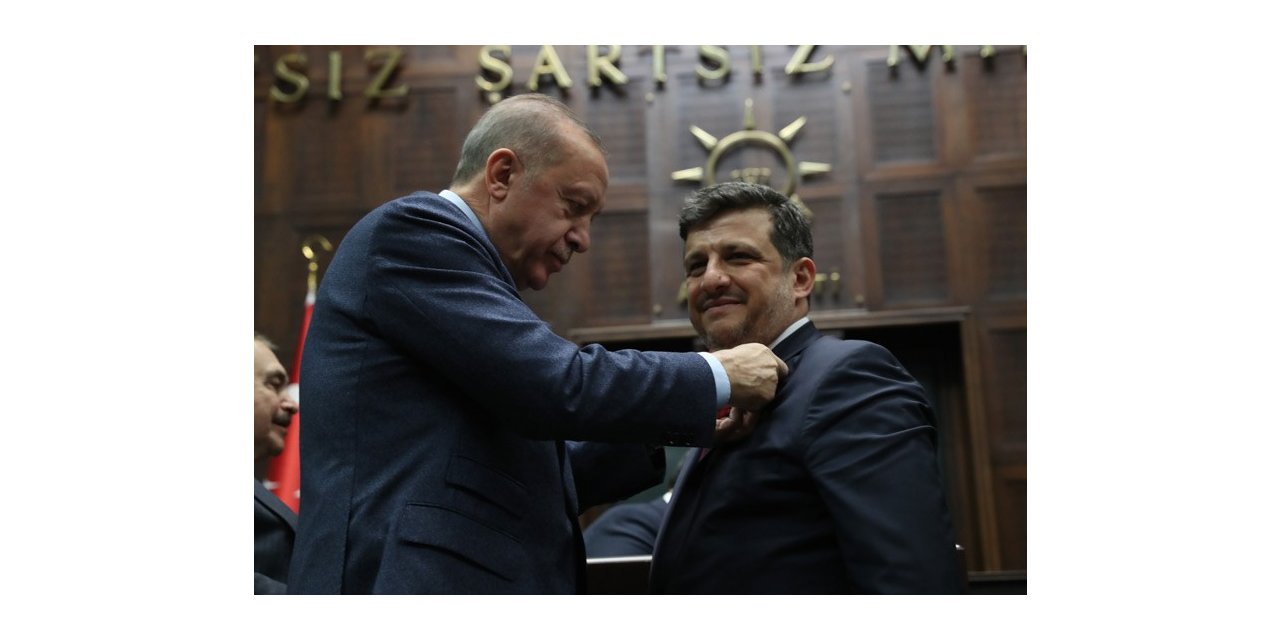 Bağımsız belediye başkanı AK Parti’ye geçti, rozetini Erdoğan taktı