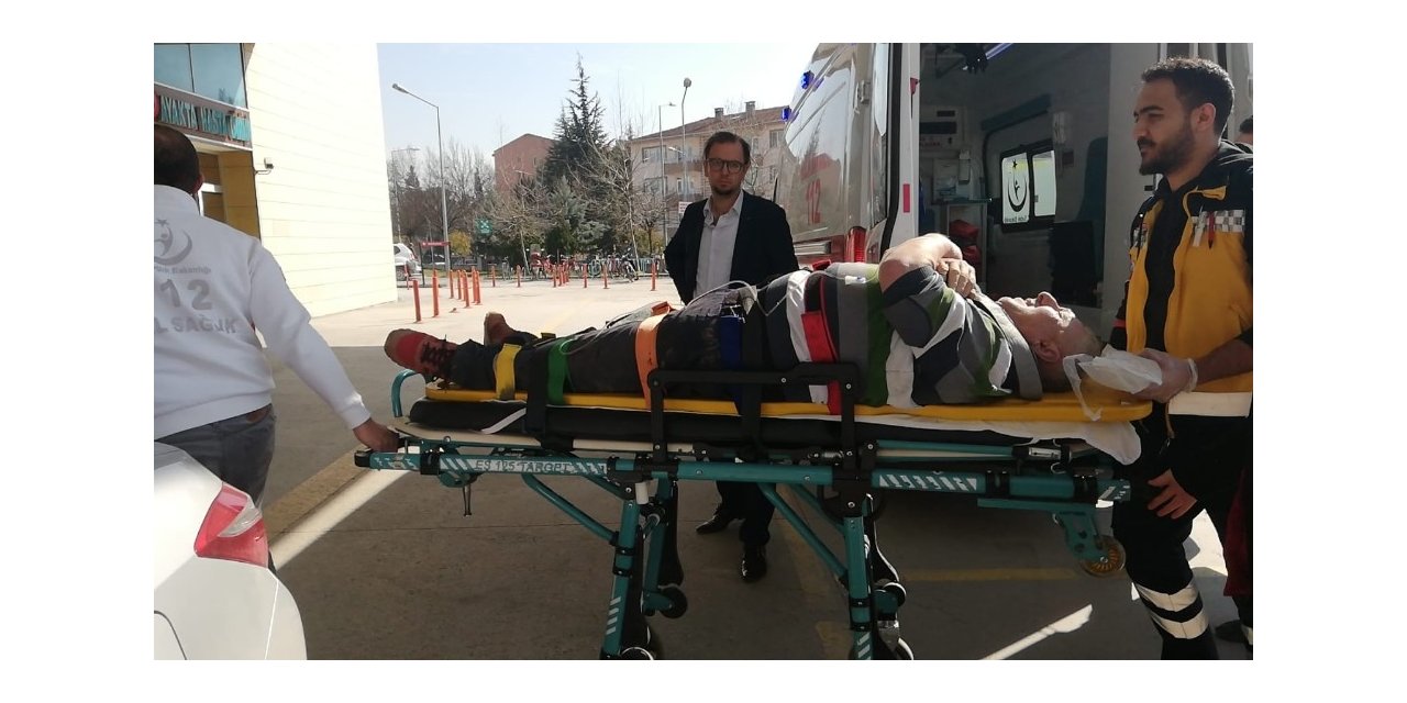 Gaz teli takılı kalan traktör sahibinin üzerinden geçti