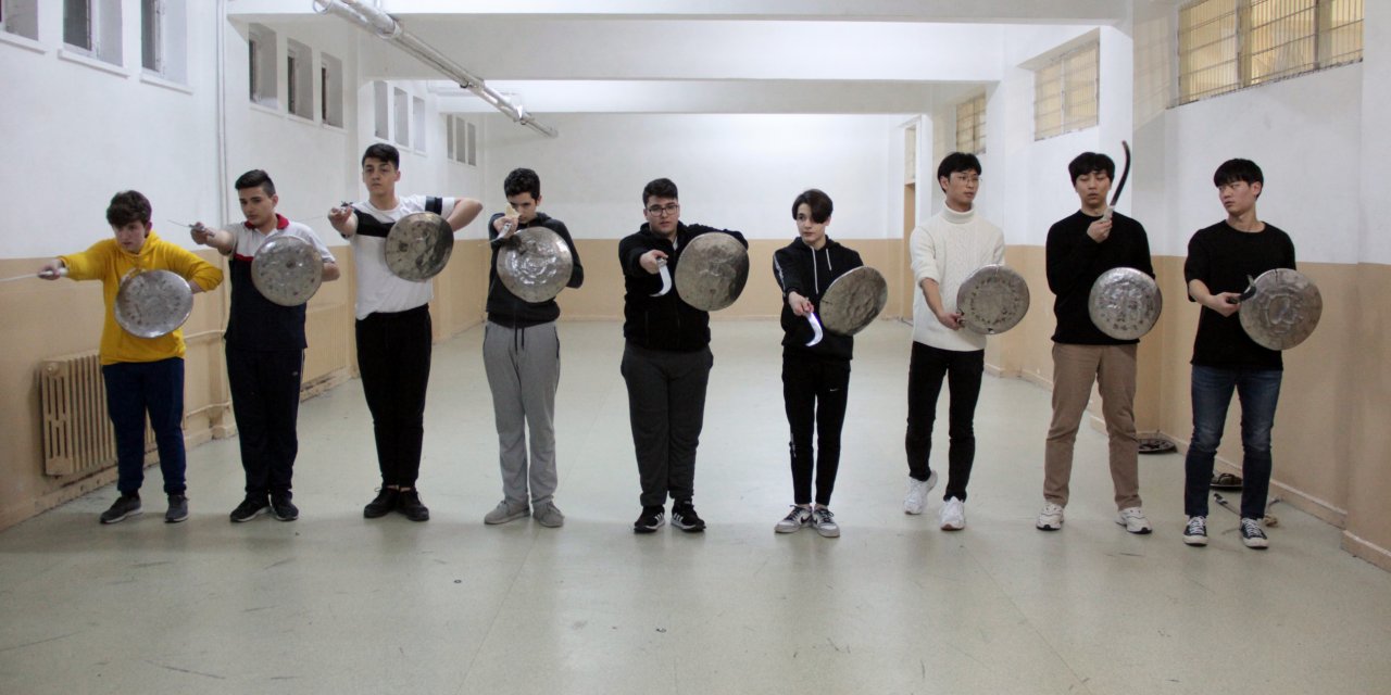 Bursa'da kılıçkalkan öğrenen Güney Koreli gençlere sertifika