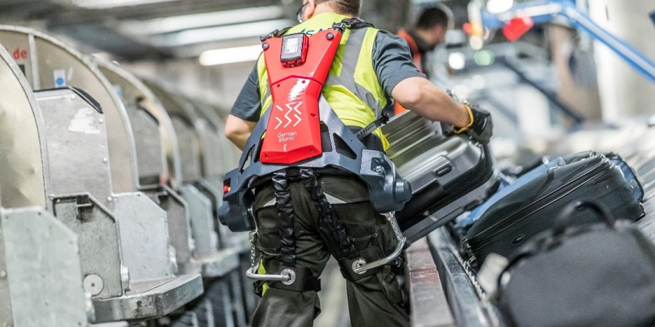 Robotik giysiler ağır valizlerin kaldırılmasına yardımcı oluyor