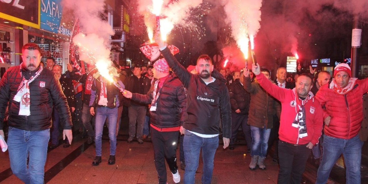 Sivassporlu taraftarlardan hakemlere yürüyüşlü tepki