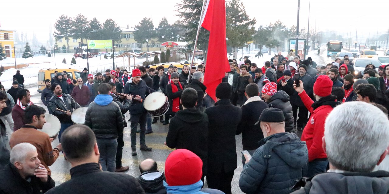 Sivassporlu taraftarlar, hakem kararlarına tepki için yürüdü