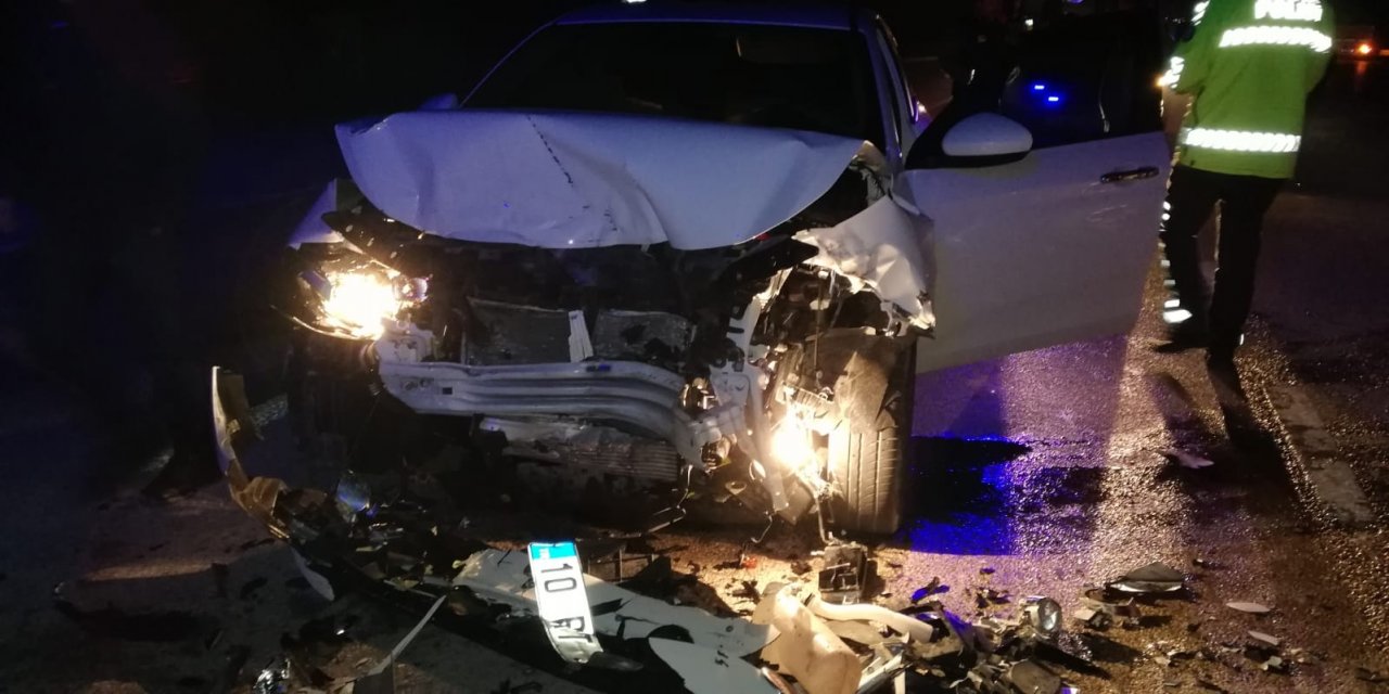 Bursa'da otomobilin tıra çarptığı kazada 2 kişi yaralandı