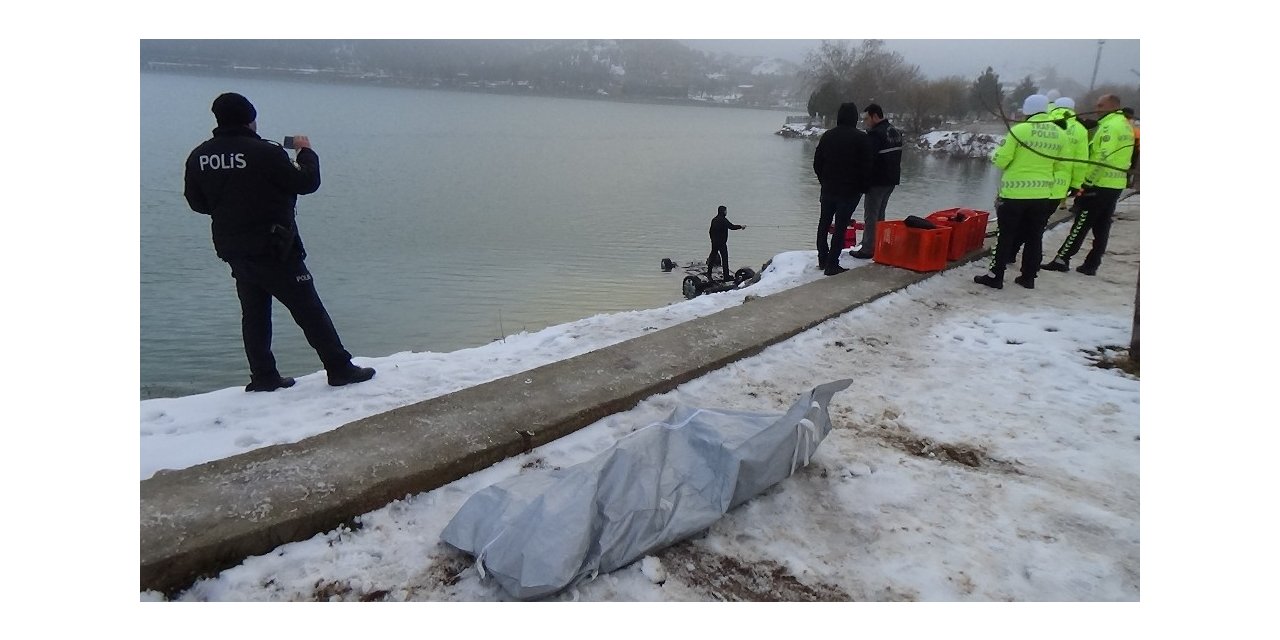Gölete uçan otomobilden 1 kişinin cansız bedeni çıkarıldı