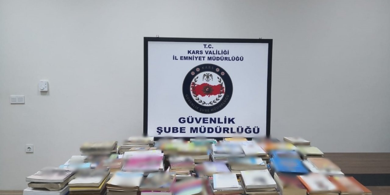 Kars’ta yüzlerce bandrolsüz kitap yakalandı