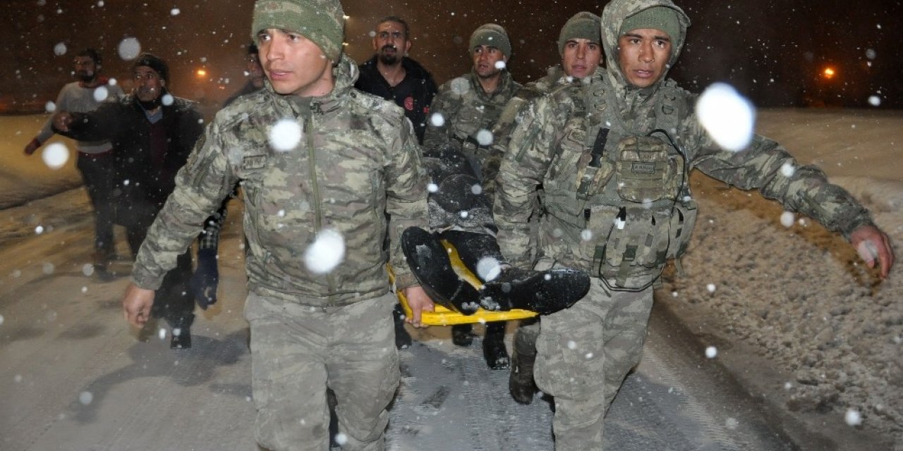 Mehmetçik, yaralanan vatandaşı ambulansa yetiştirmek için metrelerce sedyede taşıdı