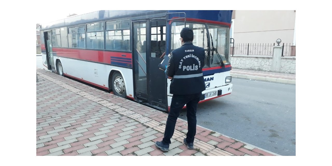 Park halindeki servis otobüsünde alkol alıp teybi çaldılar