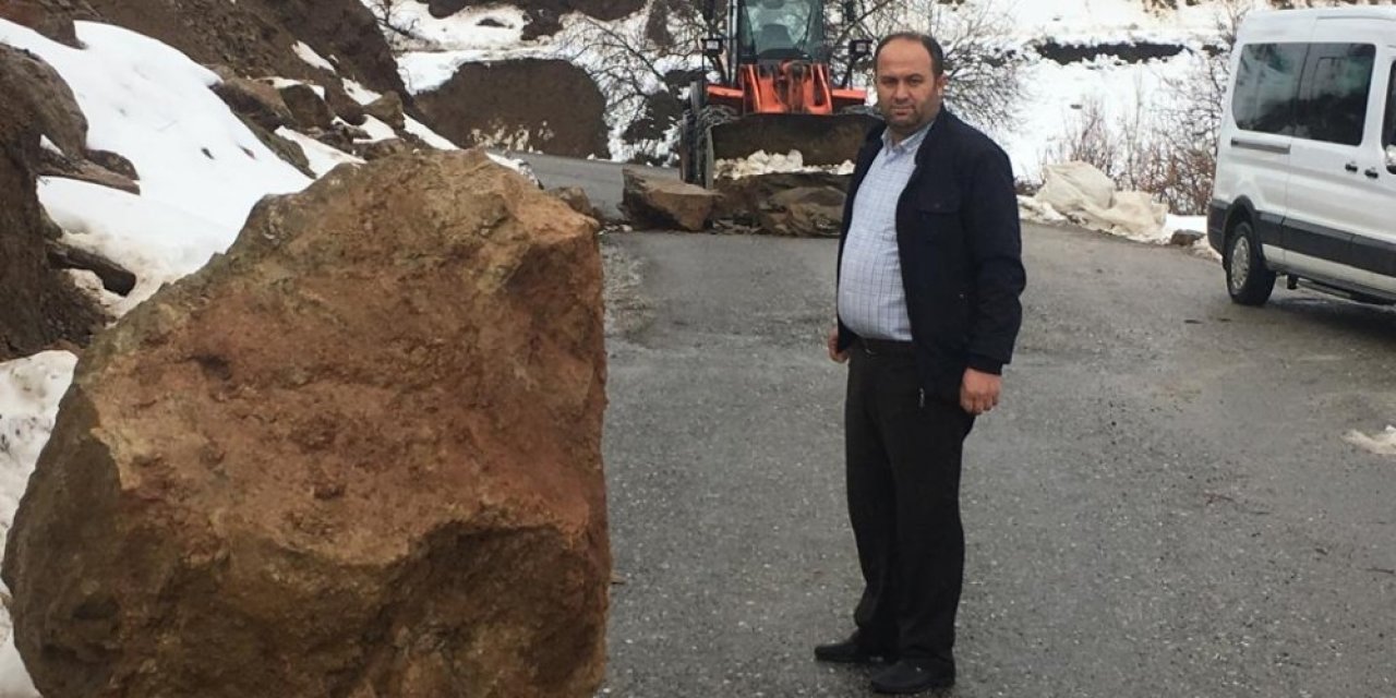 Aşırı yağışlar kaya parçasını yerinden oynattı, köy yolu ulaşıma kapandı