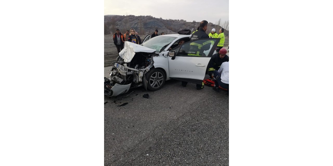 Çorum’da otomobil traktöre çarptı: 2’si ağır 3 yaralı