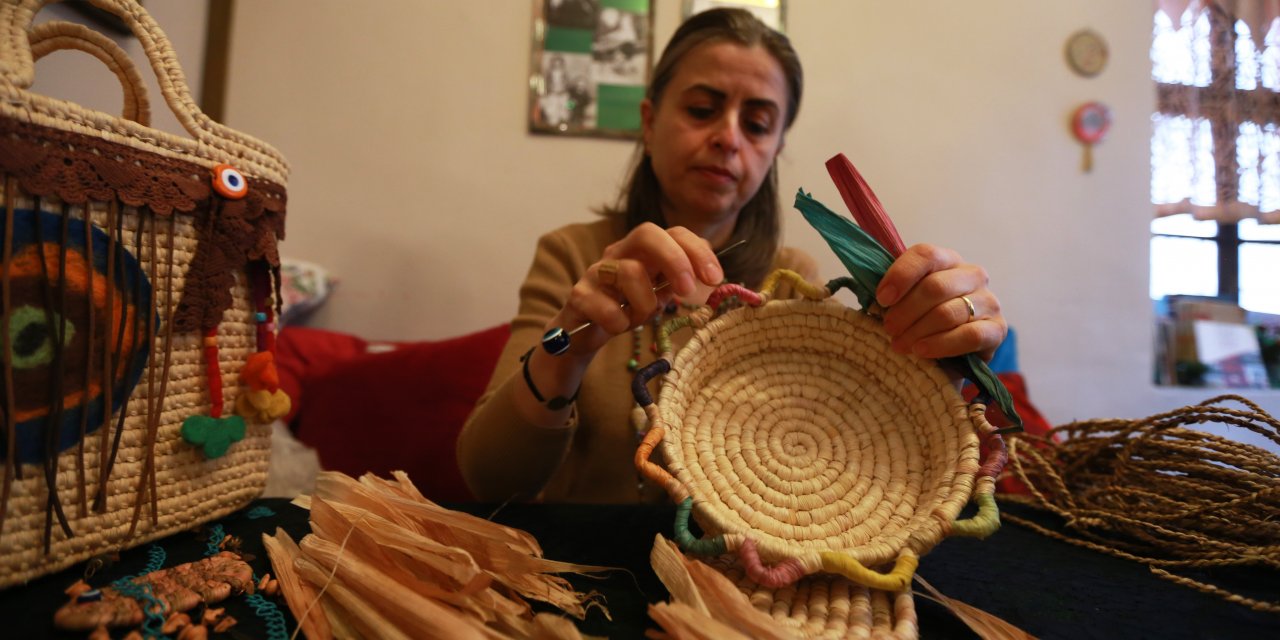 Mısır yaprağı ve kındıra otunu hediyelik eşyaya dönüştürüyor