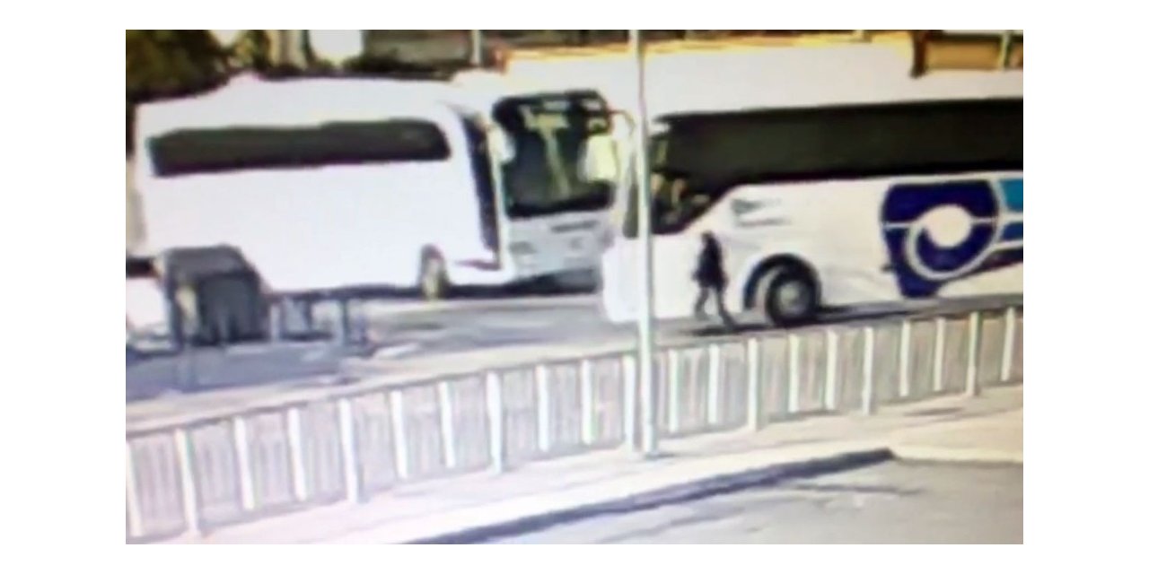 Yol verme kavgasında otobüsün altında kaldı