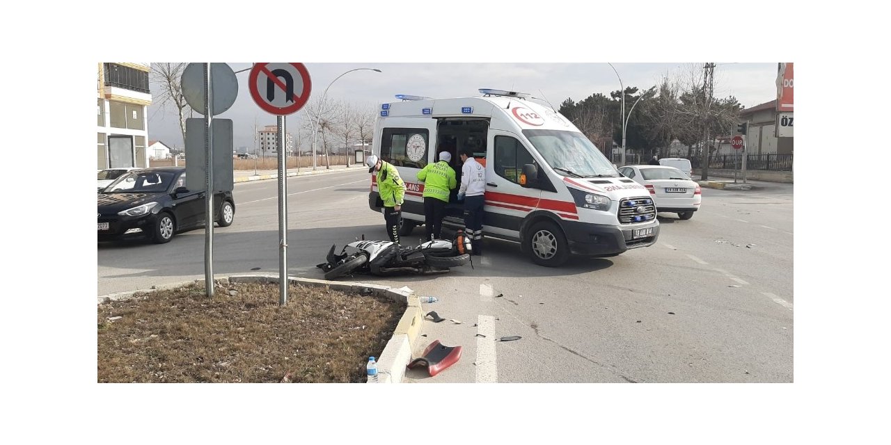Kamyona çarpan motosiklet sürücüsü ölümden döndü