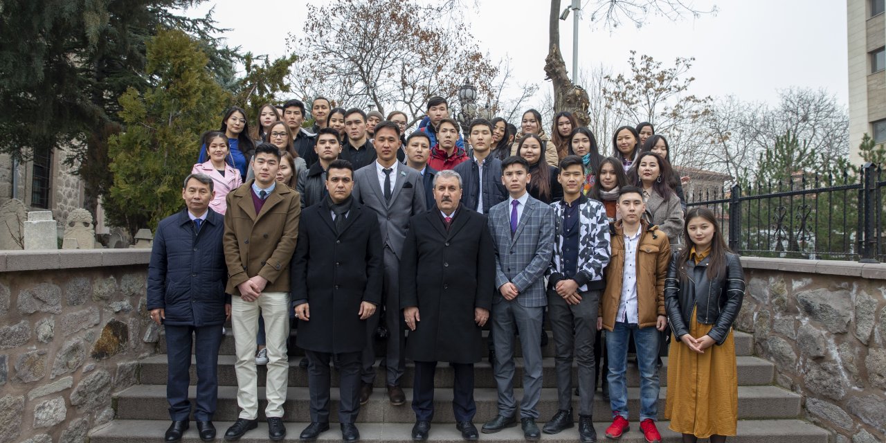 Destici, Kazakiskanlı öğrencilerle Yazıcıoğlu'nun kabrini ziyaret etti