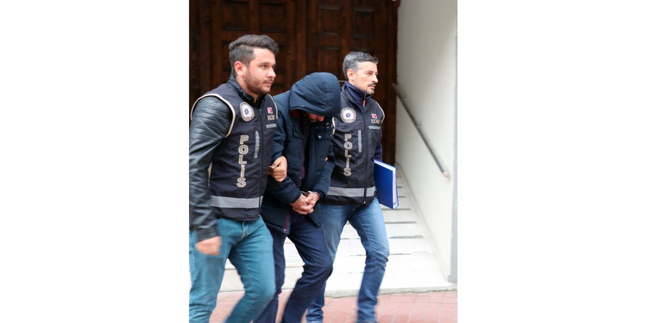 GÜNCELLEME - İzmir'de koro çalışanlarının maaşlarını hesabına geçirdiği iddia edilen mutemet gözaltına alındı