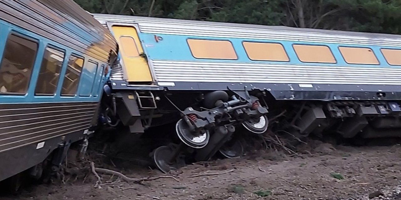 Avustralya’da tren raydan çıktı: 2 ölü