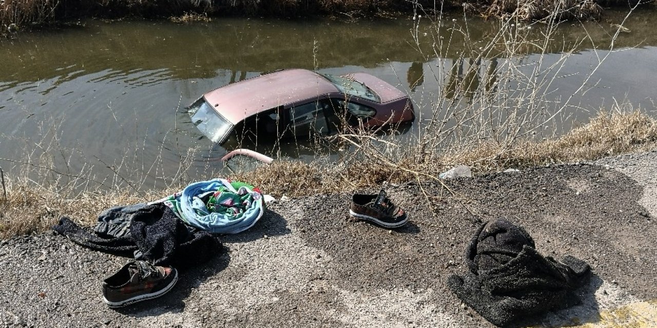 Sulama kanalına uçan otomobildeki anne ve çocuğunu genç adam kurtardı
