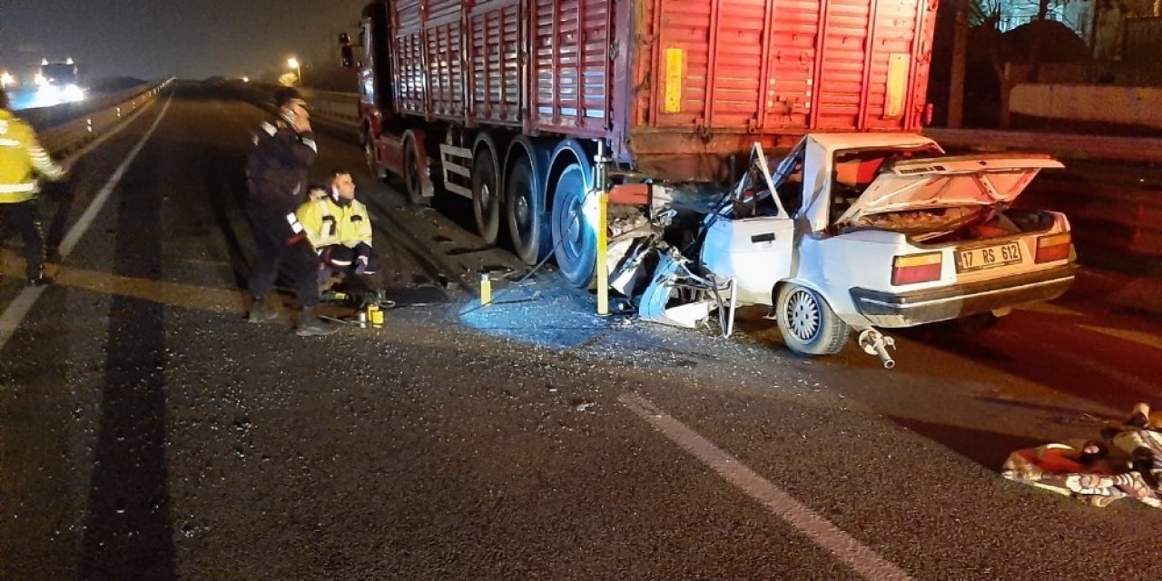 Kamyona arkadan çarpan sürücü, kaza yerinde hayatını kaybetti
