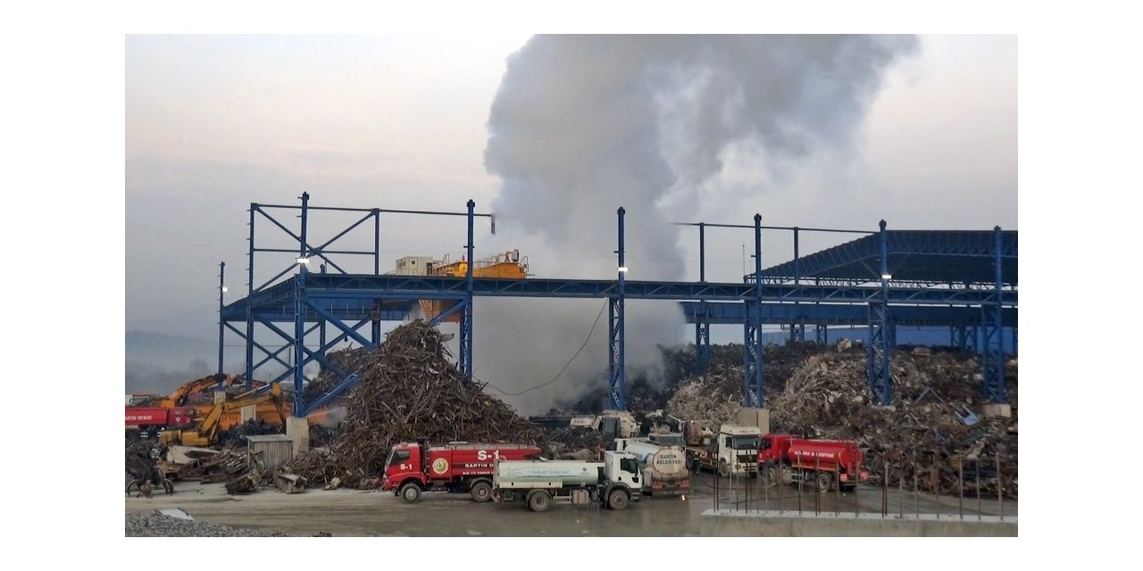 Bartın’da fabrikanın hurdalık deposundaki yangın kontrol altına alındı