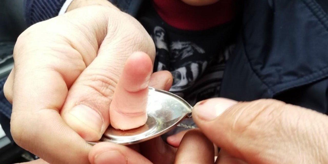 Parmağı su matarasına sıkışan çocuğu itfaiye ekipleri kurtardı