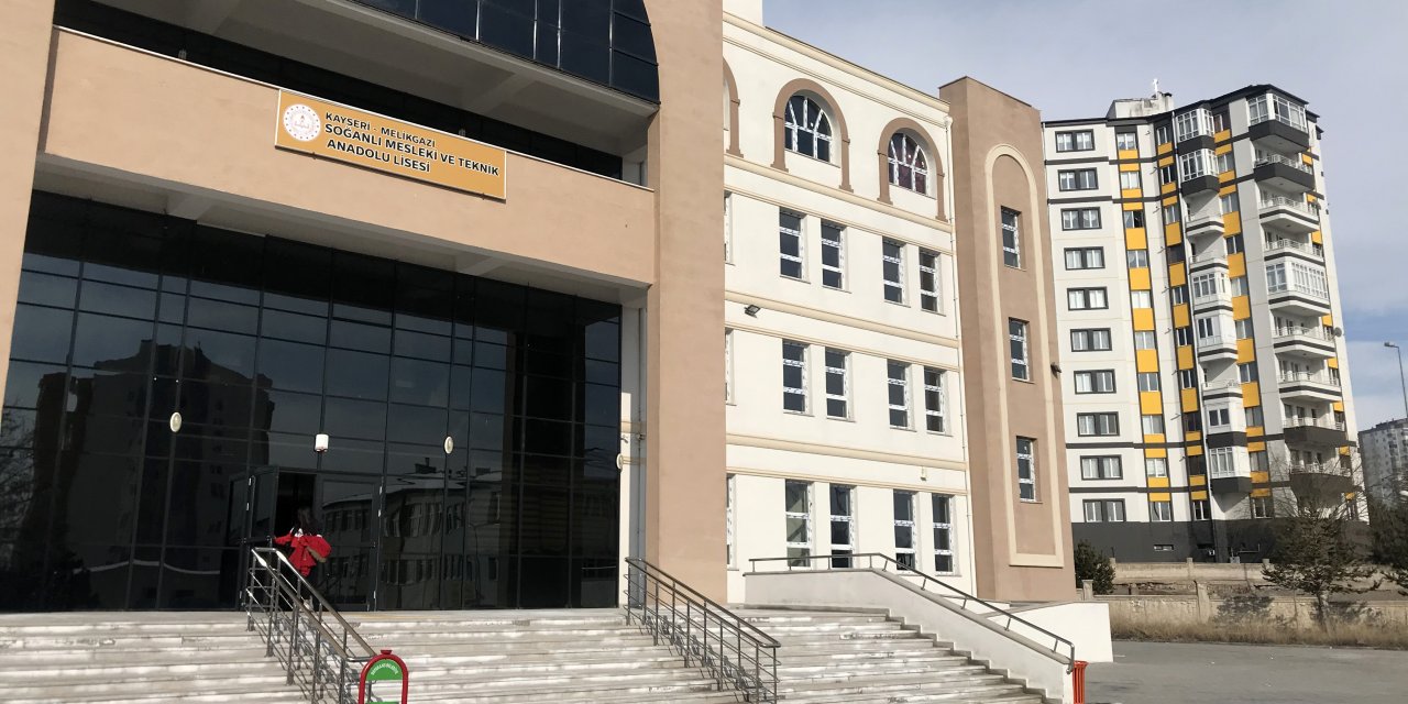 Kayseri'de 2 öğrenci gıda zehirlenmesi şüphesiyle tedavi altına alındı