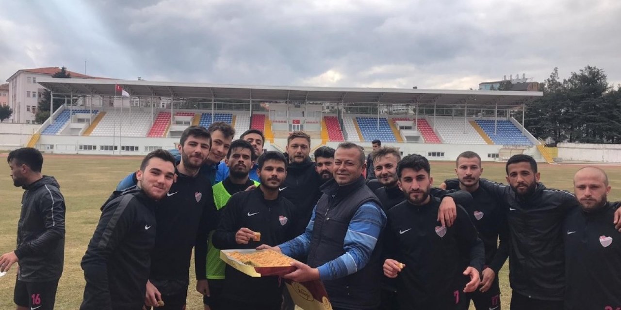 Isparta 32 Sporlu futbolculara esnaf morali