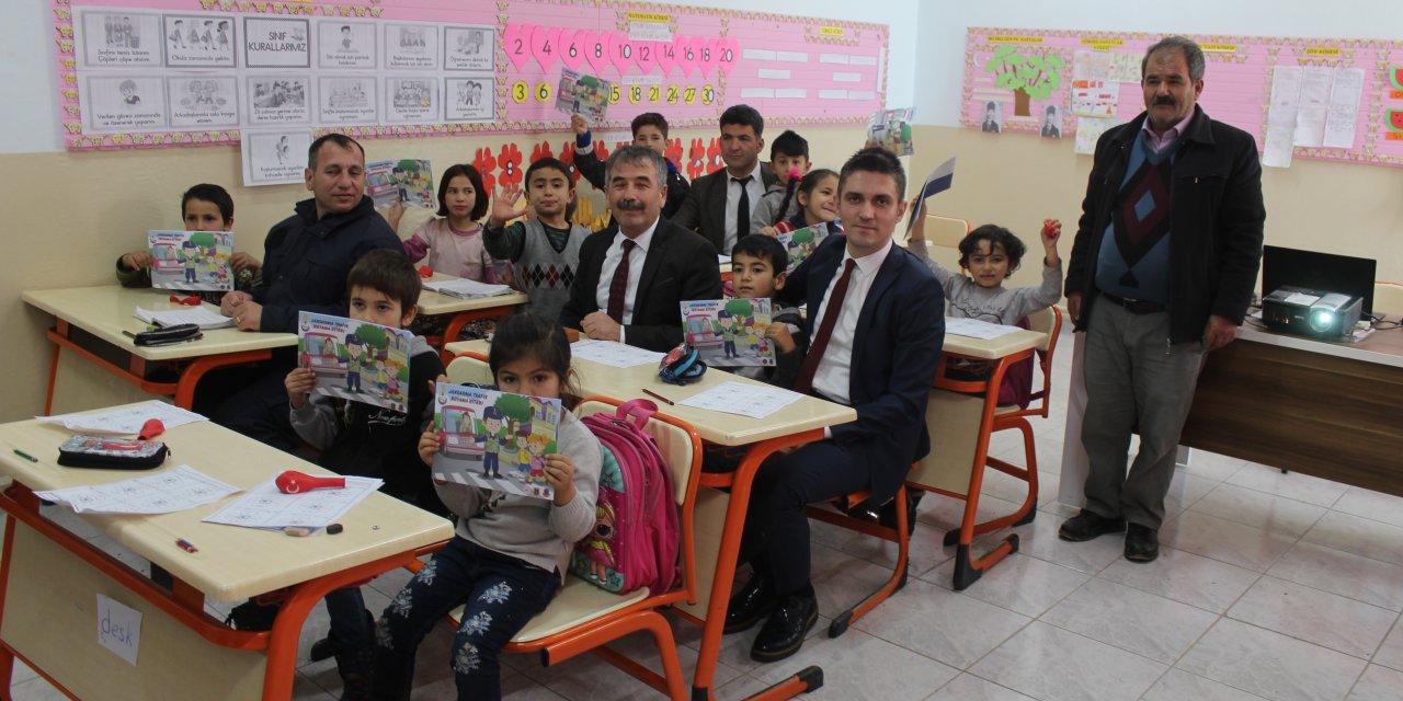 Kaymakam Çakır öğrencilere Jandarma Çocuk Dergisi dağıttı