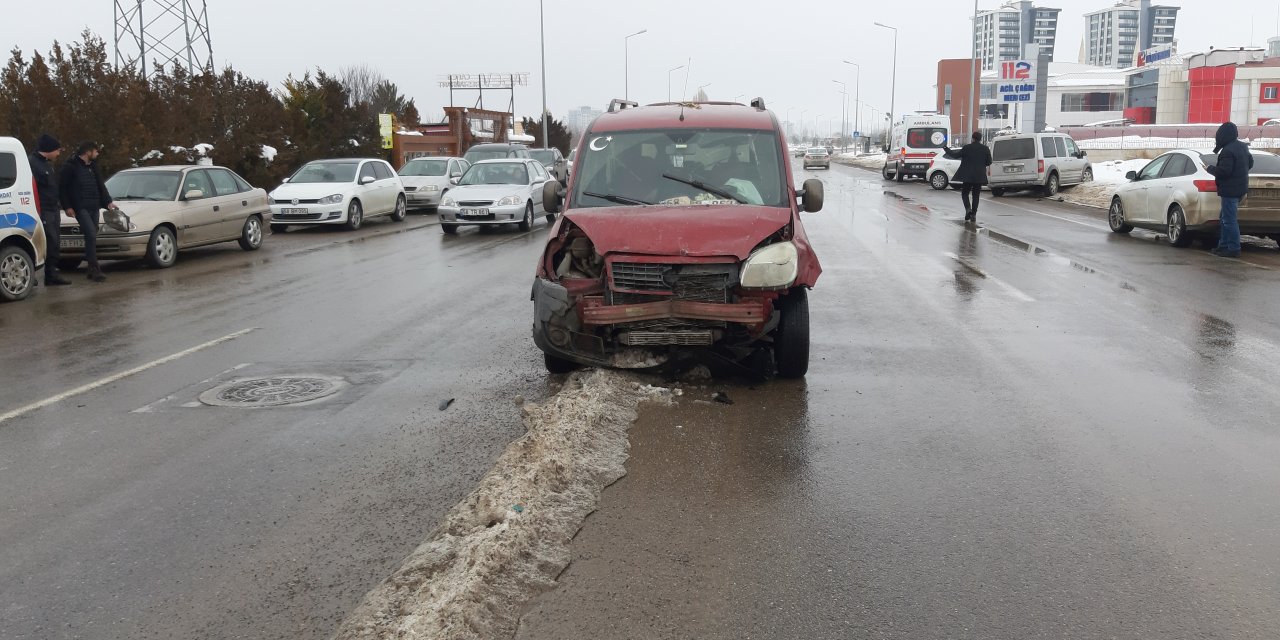 Sivas'ta zincirleme trafik kazası: 2 yaralı