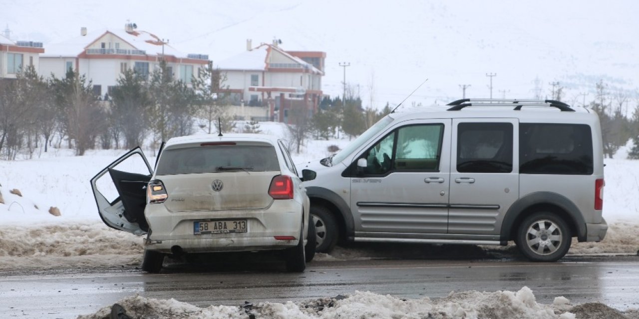 Sivas’ta zincirleme trafik kazası: 2 yaralı