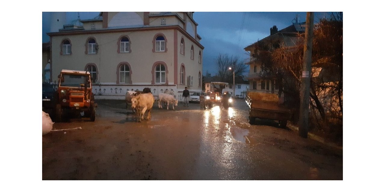 Uşak’ta barajın çatlaması nedeniyle köylüler tahliye ediliyor