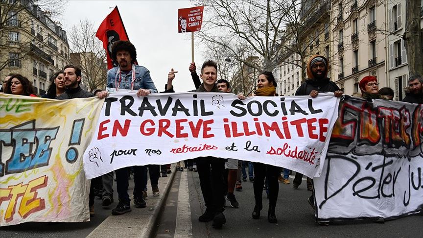 Fransa'da emeklilik reformu protesto edildi