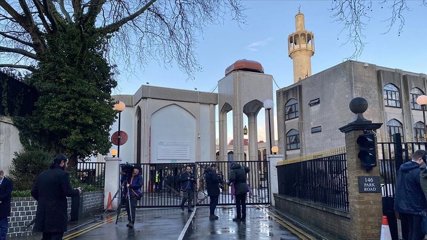 Londra'da bir kişi, camide namaz kılan din görevlisini bıçakladı
