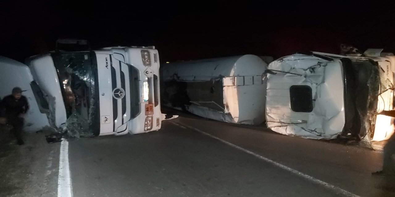 Zift yüklü 2 kamyon devrildi, tonlarca zift yola saçıldı
