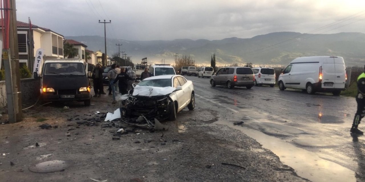 Kuşadası’nda trafik kazası: 1’i ağır 5 yaralı