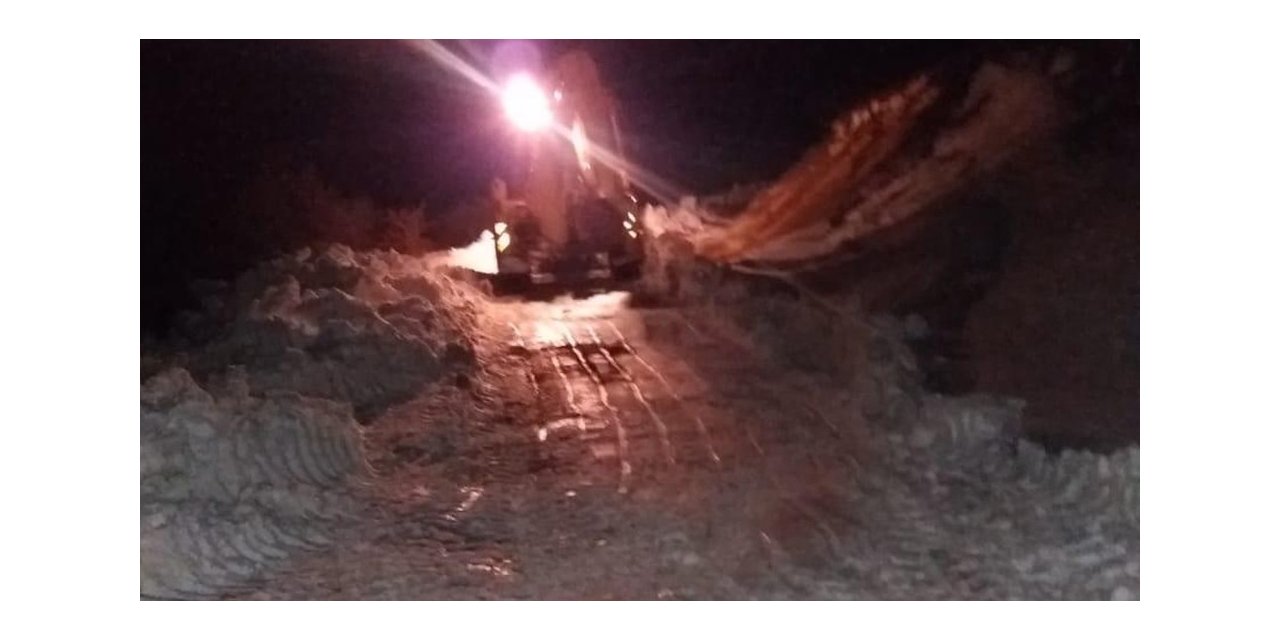 Traktörüyle kara saplanan kişi donmaktan kurtarıldı