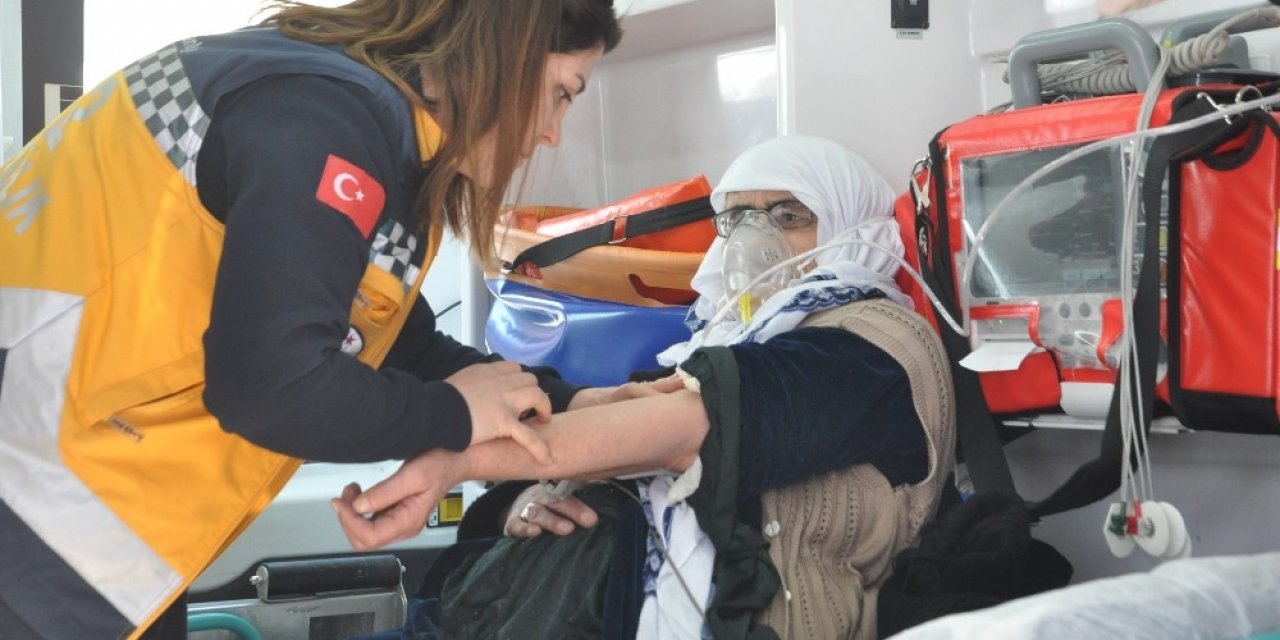 Kaldırımda yürüyen kadının başına kar kütlesi düştü