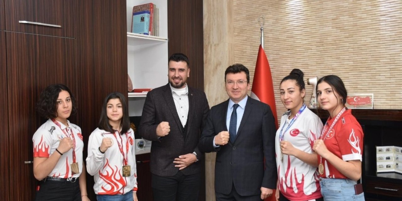 Şampiyon sporcular Kaymakam Şahin’i ziyaret etti