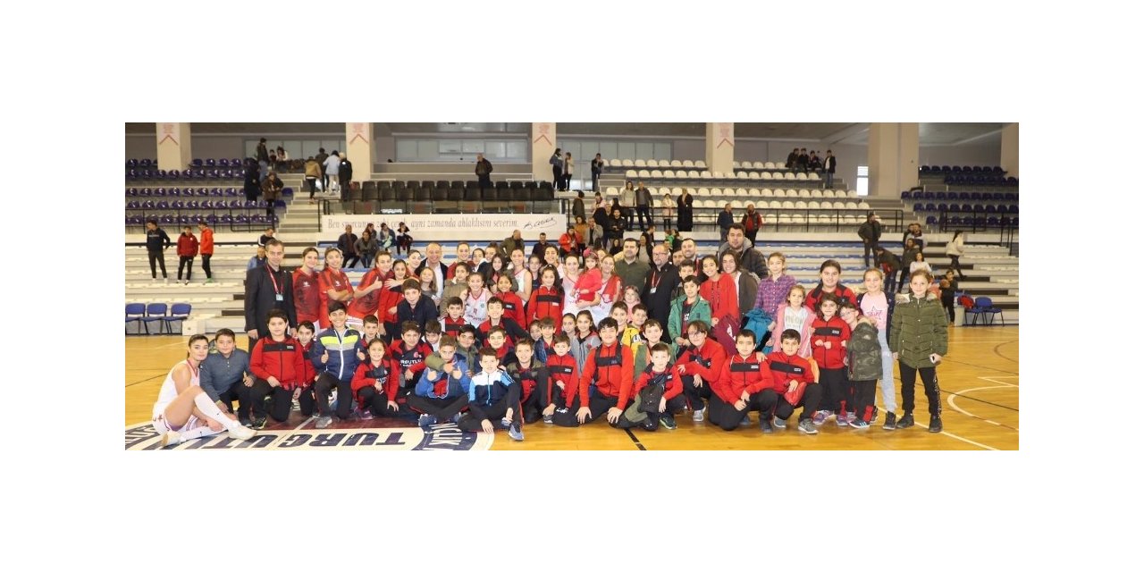 Turgutlu Belediye Kadın Basketbol takımı evinde son maçına çıkıyor