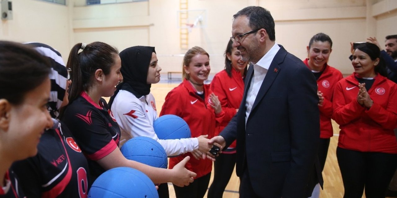 Bakan Kasapoğlu’ndan olimpiyat yolcusu sporculara sürpriz ziyaret
