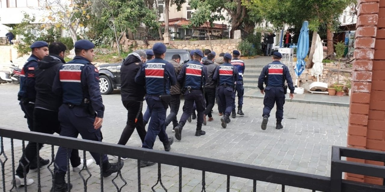 Kaş’ta 32 düzensiz göçmen yakalandı