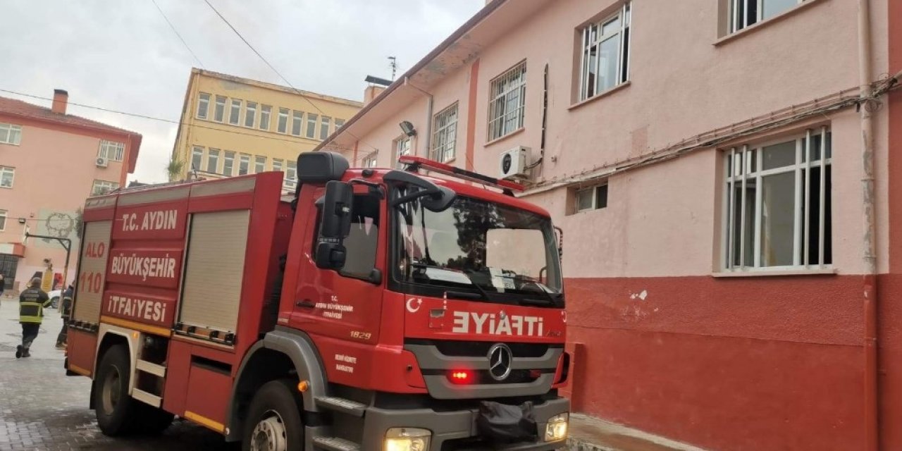 Elektrik kontağından çıkan yangın okulda paniğe yol açtı