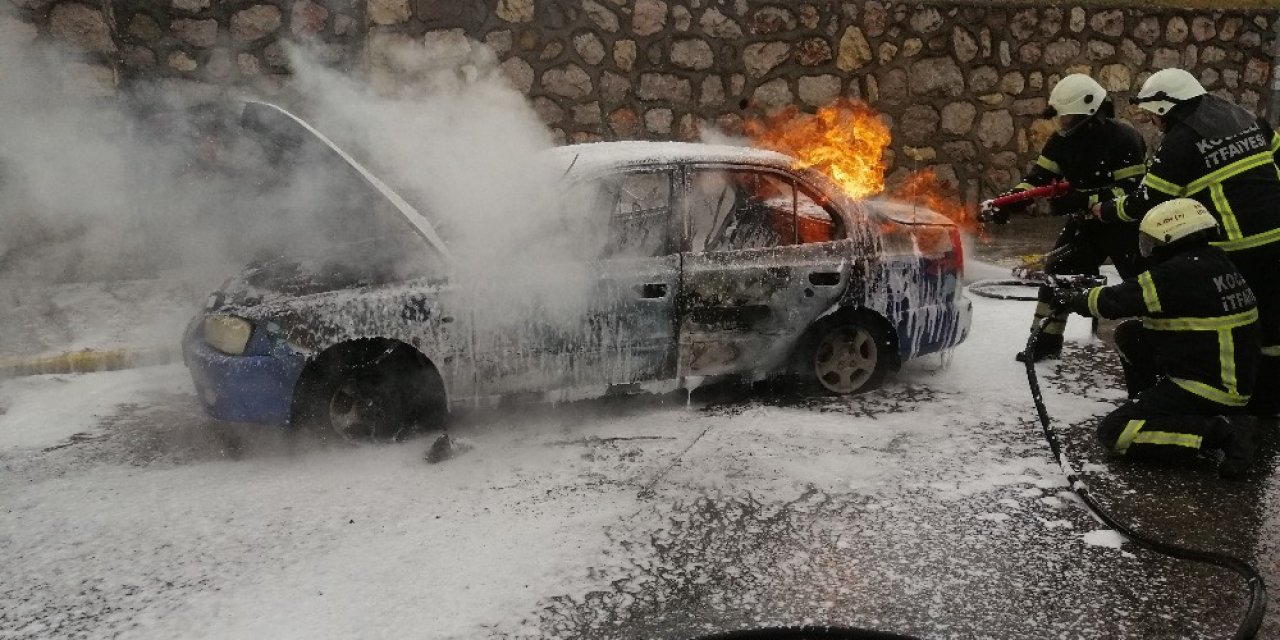 Alev alev yanan LPG’li otomobil küle döndü