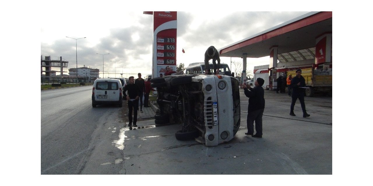 Otomobile çarpan kamyonet, devrilerek 30 metre sürüklendi