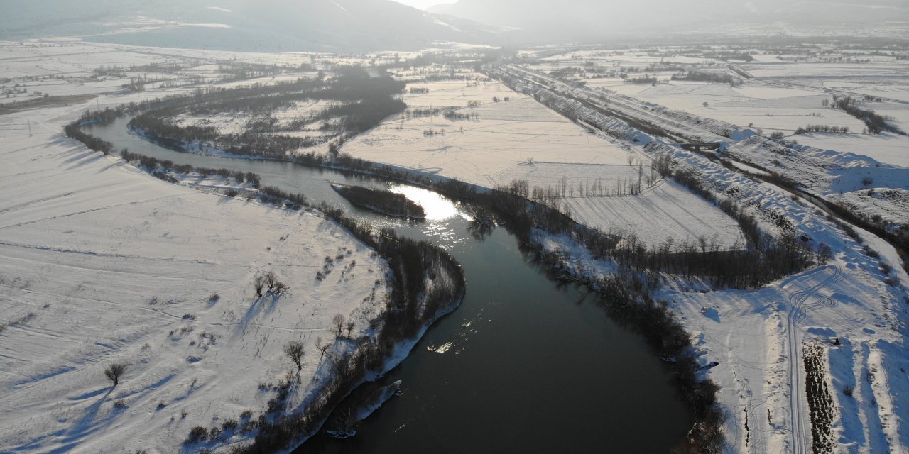 Çevresi beyaza bürünen Karasu Nehri'nin menderesleri göz kamaştırıyor