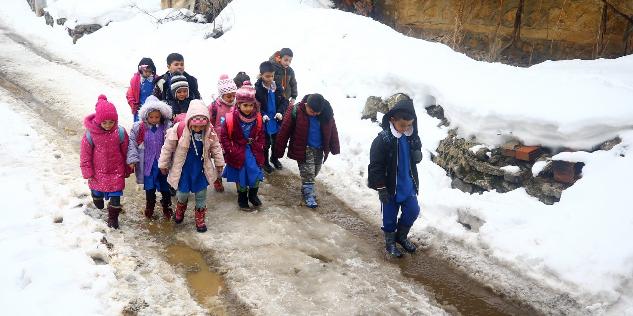 Konyalı öğrencilerin karda zorlu eğitim yolculuğu