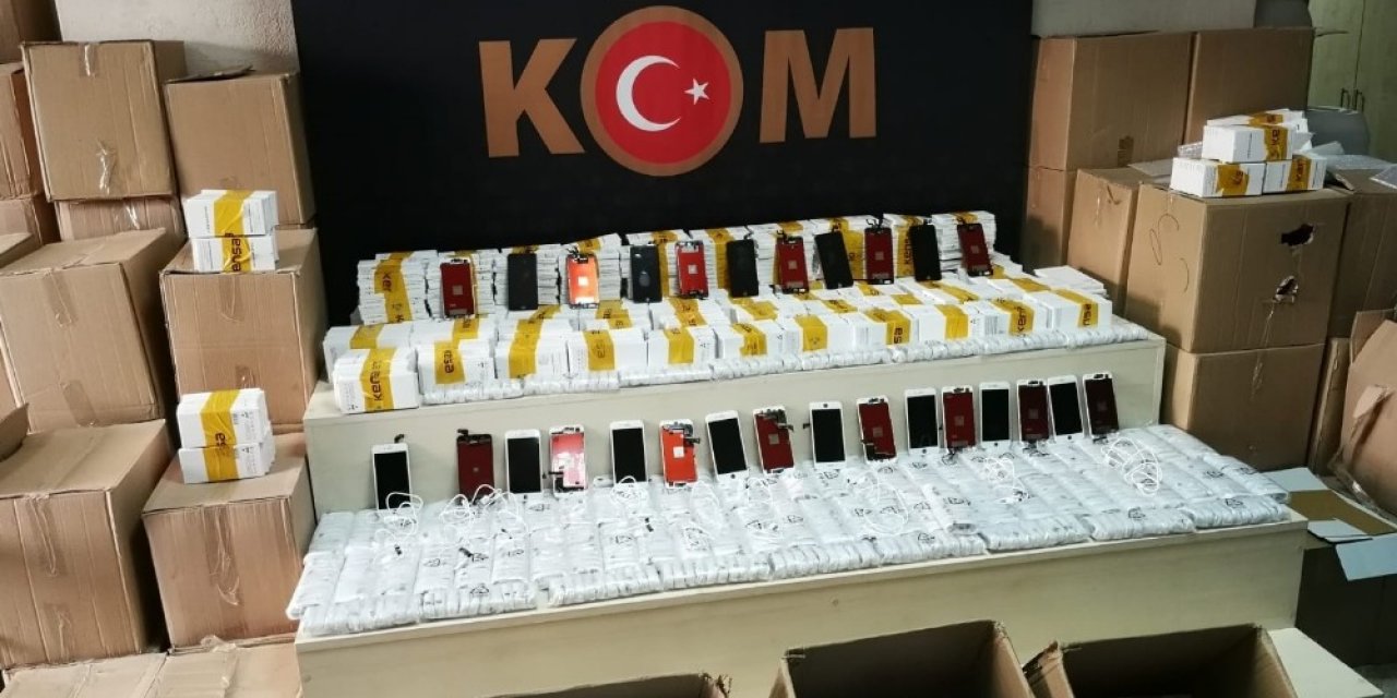 İş yerine gizlenmiş 4 bin 48 kaçak cep telefonu aksesuarı bulundu