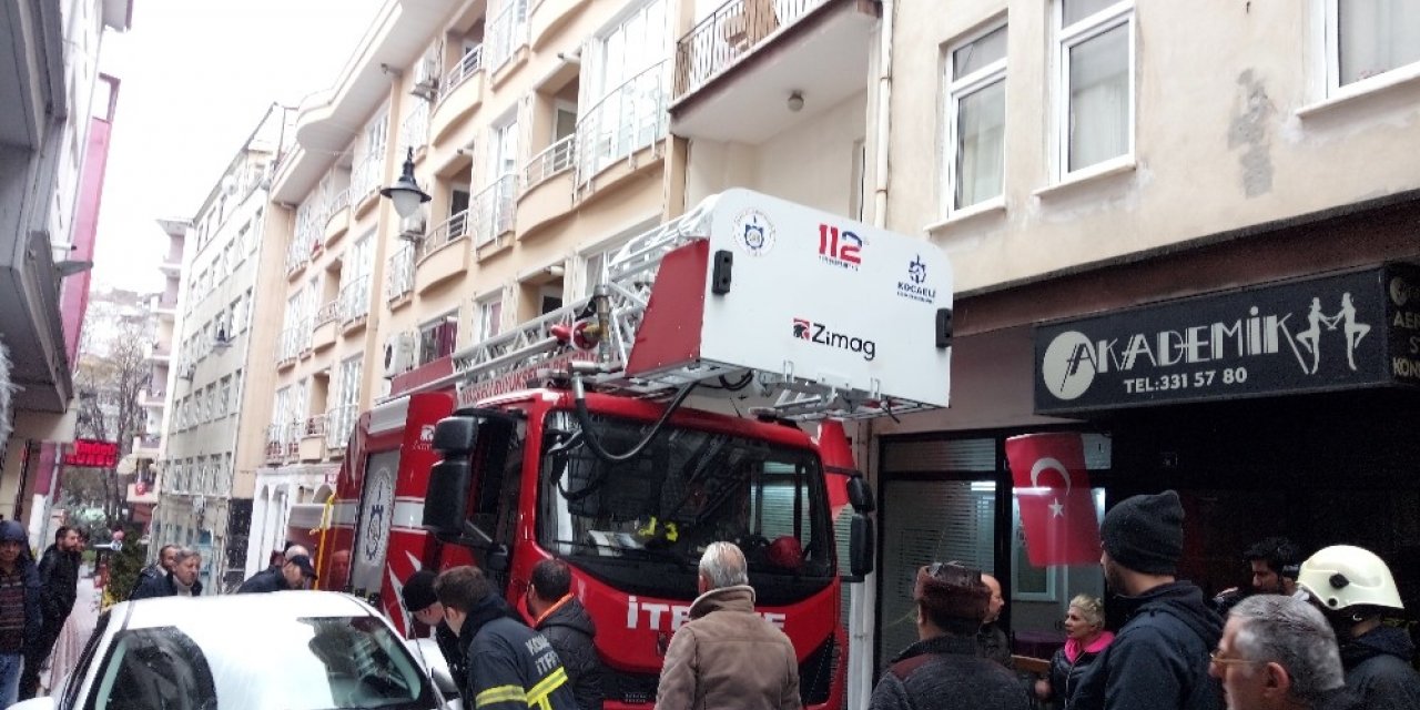 Yangına giden itfaiye araçları hatalı parklardan sokağa giremedi