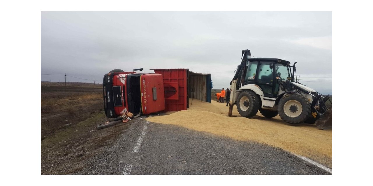 Beyşehir’de devrilen kamyondaki arpalar yola saçıldı